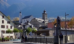 Blick auf die Altstadt von Brig mit der Kollegiumskirche zum Heiligen Geist und dem Stockalperschloss.