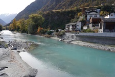 Die grünlich schimmernde Rhone bei Visp.