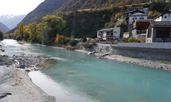 Die grünlich schimmernde Rhone bei Visp.