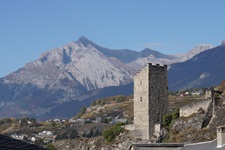 Einer der Türme von Schloss Majorie oberhalb von Sion.