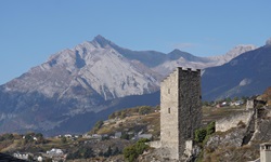 Einer der Türme von Schloss Majorie oberhalb von Sion.