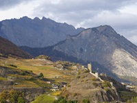 Das inmitten einer traumhaften Bergkulisse gelegene Schloss Saillon.