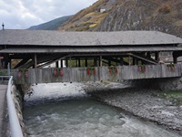 Gedeckte Holzbrücke über die Rhone bei Martigny.