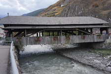 Gedeckte Holzbrücke über die Rhone bei Martigny.