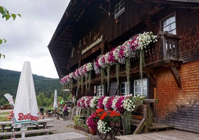 Blick auf die mit wundervollen Blumen bestückte Unterkrummenhütte am Schluchsee im Schwarzwald