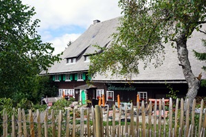 Blick in den Biergarten der Martinskapelle an der Bregquelle