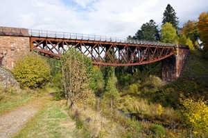 Blick auf das Klausenbachviaduckt des Bähnle-Radwegs im Schwarzwald