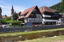 Die Schiltach durchfließt die nach ihr benannte, von vielen Fachwerkhäusern geprägte Stadt.