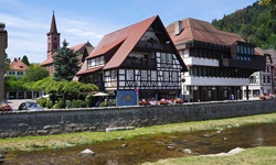 Die Schiltach durchfließt die nach ihr benannte, von vielen Fachwerkhäusern geprägte Stadt.