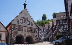 Das markante Rathaus des Fachwerkstädtchens Schiltach besticht mit seinem Treppengiebel und den Fassadenmalereien.