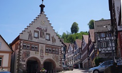 Das markante Rathaus des Fachwerkstädtchens Schiltach besticht mit seinem Treppengiebel und den Fassadenmalereien.