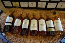 Flaschen mit verschiedenen Bordeauxweinen in der Auslage eines Weingeschäftes.