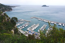 Vertäute Boote vor der ligurischen Küste.