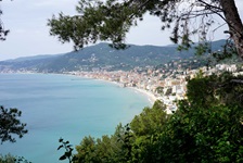 Wunderschöner Blick auf die Küste Liguriens und das herrlich türkisgrüne Meer.