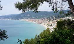 Wunderschöner Blick auf die Küste Liguriens und das herrlich türkisgrüne Meer.