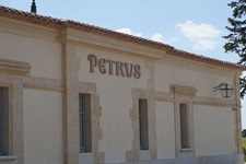 Die Fassade des weltbekannten Weinguts Château Pétrus.