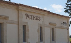 Die Fassade des weltbekannten Weinguts Château Pétrus.