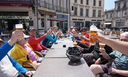 Eine Radlergruppe genießt ihre Pause in einem Café und prostet sich mit einem kühlen Bier zu.