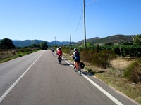 Eine Gruppe Radfahrer in der Gallura.