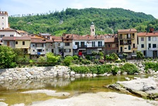 Der ligurische Ort Millesimo liegt idyllisch am Flusslauf des Bormida.