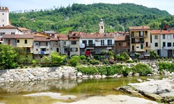 Der ligurische Ort Millesimo liegt idyllisch am Flusslauf des Bormida.
