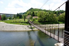 Eine schmale Hängebrücke führt bei Millesimo über den Flusslauf des Bormida.