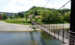 Eine schmale Hängebrücke führt bei Millesimo über den Flusslauf des Bormida.
