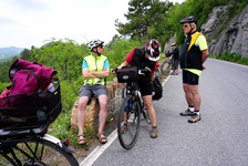 Eine Radlergruppe in Ligurien macht eine kurze Pause am Wegesrand.