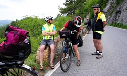 Eine Radlergruppe in Ligurien macht eine kurze Pause am Wegesrand.