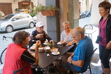 Einige Radler machen Pause in einem ligurischen Café.