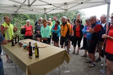 Die Reisegruppe hat sich rings um ihren Reiseleiter aufgestellt und wartet auf den Beginn einer Olivenöl-Verkostung.