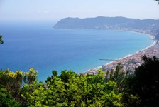 Wunderschöner Blick auf das türkisfarbene Meer an der ligurischen Küste.