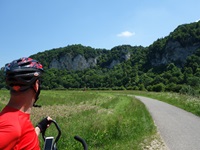 Ein Radfahrer auf dem Donau-Radweg mit Blick auf die Landschaft der mächtigen Felsen