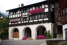 Blick auf ein Haus mit Rundbögen und im oberen Bereich auf das Fachwerk