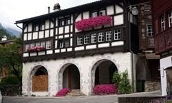 Blick auf ein Haus mit Rundbögen und im oberen Bereich auf das Fachwerk