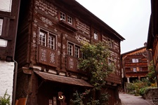 Blick auf ein schön verziertes Holzhaus in der Schweiz