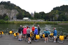 Eine Gruppe von Radlern macht eine Pause am Ufer in der Provinz Limburg