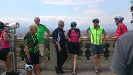 Eine Radlergruppe unter Leitung von Guido Sackmann auf einem Aussichtspunkt in Venetien