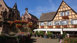 Blick auf die Burg Egisheim und einem davor stehenden Gasthaus