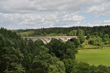 Blick über die wundervolle Landschaft zu einem Viadukt mitten im Grünen auf der Radreise "Große Masuren Radtour"