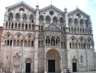 Die Kathedrale von Ferrara mit ihren vielen Arkaden.