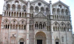 Die Kathedrale von Ferrara mit ihren vielen Arkaden.