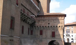 Ein imposanter Turm in Mantua.