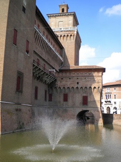 Ein imposanter Turm in Mantua.