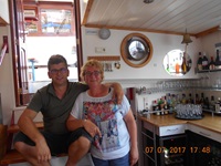Ein Paar posiert auf der MS Allure vor der Bar