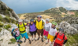 Eine Gruppe von Mountainbikern posiert auf dem Gipfel des Veitsberges (Vidova Gora) auf der Insel Brac für ein Foto.