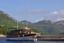 Das angelegte Schiff San Snova - im Hintergrund sind die stark bewachsenen Berge von Süddalmatien zu sehen