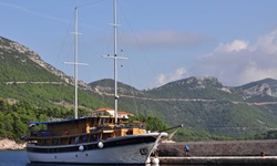 Das angelegte Schiff San Snova - im Hintergrund sind die stark bewachsenen Berge von Süddalmatien zu sehen