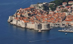 Blick über die Stadt Dubrovnik mit Stadtmauer und die Festung in Dalmatien