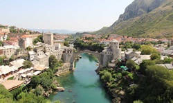 Blick auf die "Stari Most" (Alte Brücke) in der Stadt Mostar in Dalmatien